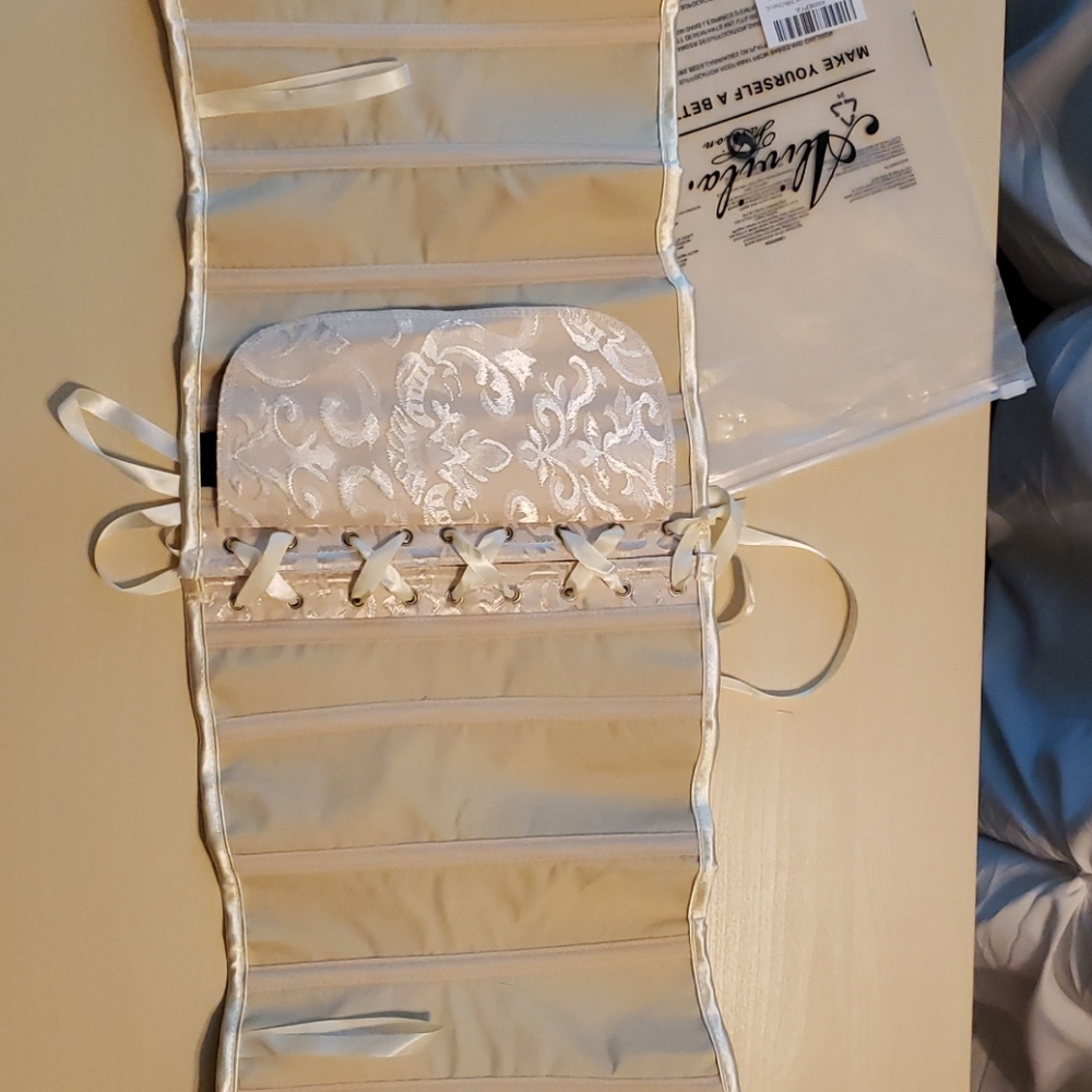 Corset - Picture 3 of 6
